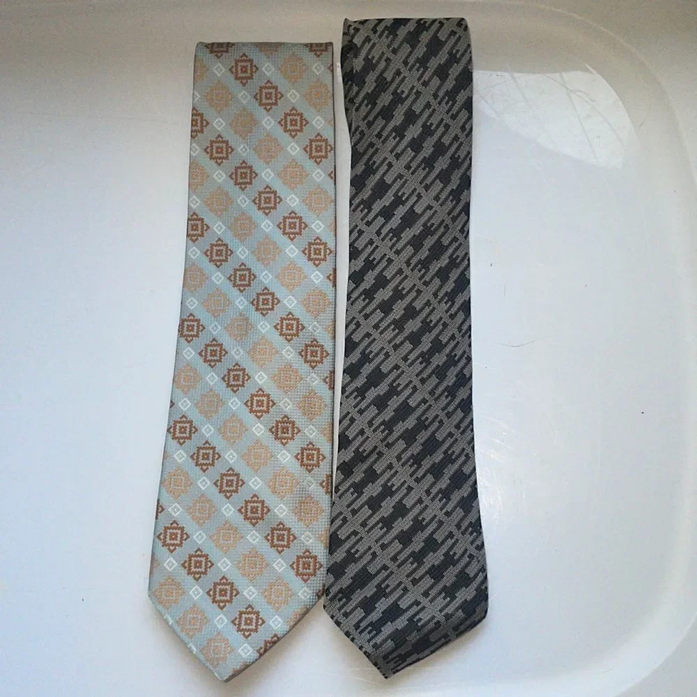 Bundle of two vintage 70s polyester neck ties‎